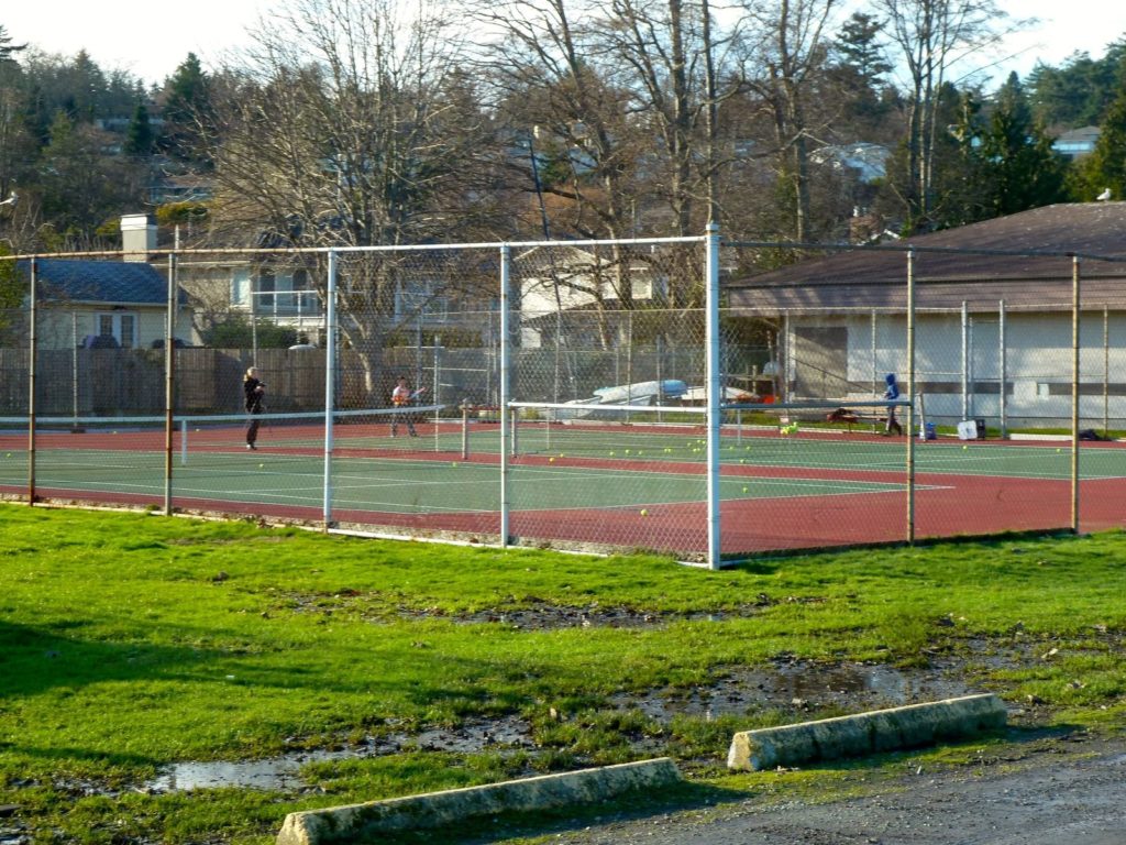tennis-tourist-cadboro-bay-tennis-courts-from-outside-fence-teri-church