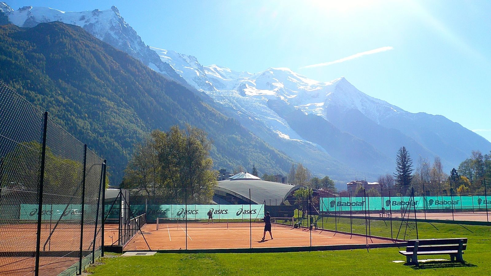 ©Chamonix-France-KPayot-tennis-courts-and-mountains