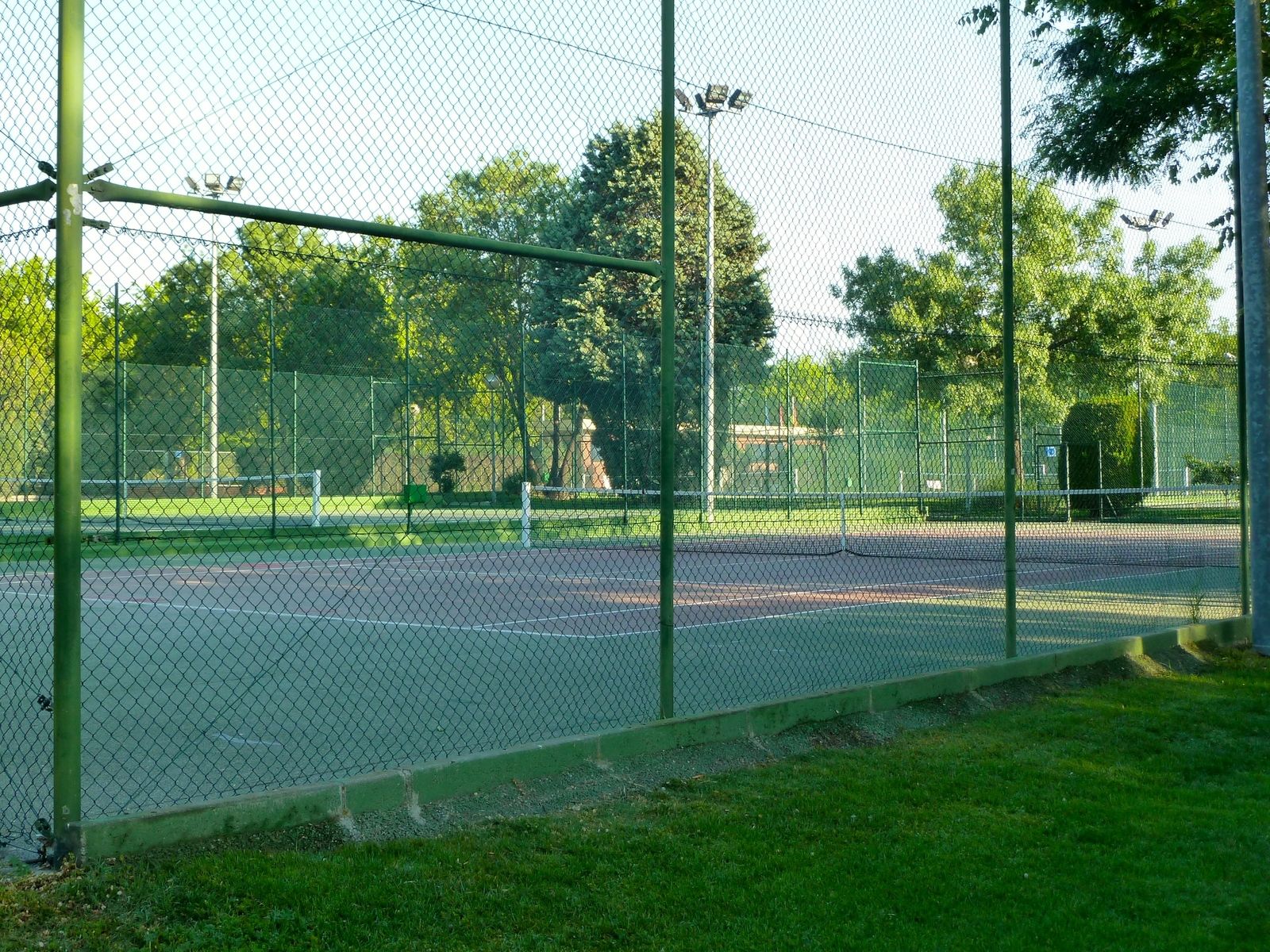 tennis-tourist-madrid-spain-casa-de-campo-tennis-courts-teri-church