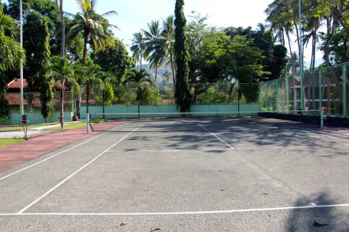 tennis-tourist-senggigi-lombok-poolvillaclub-tennis-court-teri-church
