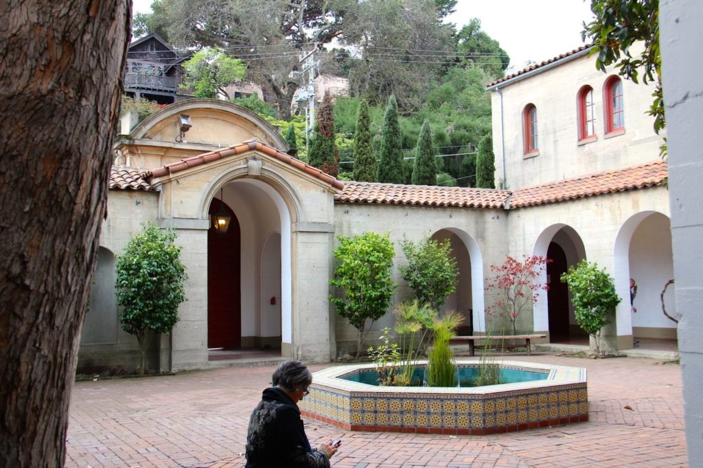 tennis-tourist-san-francisco-art-institute-courtyard-teri-church