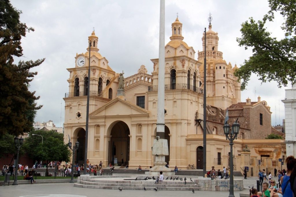 tennis-tourist-cordoba-argentina-iglesia-catedral-teri-church