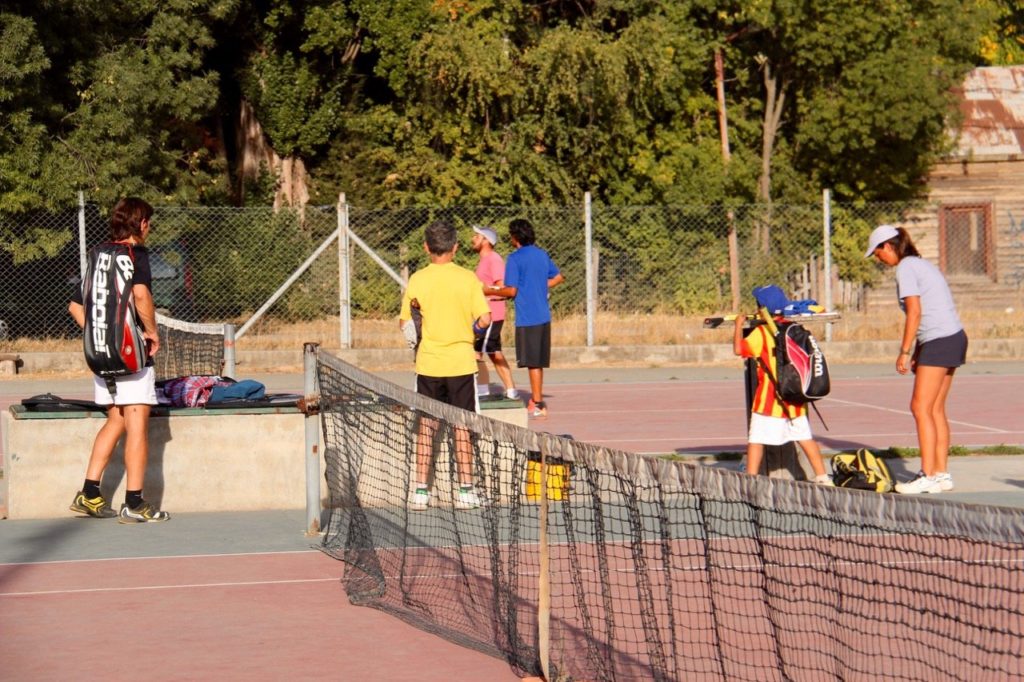 tennis-tourist-cancha-de-tenis-kids-playing-el-bolson-argentina-teri-church