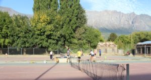 tennis-tourist-cancha-de-tenis-el-bolson-argentina-teri-church