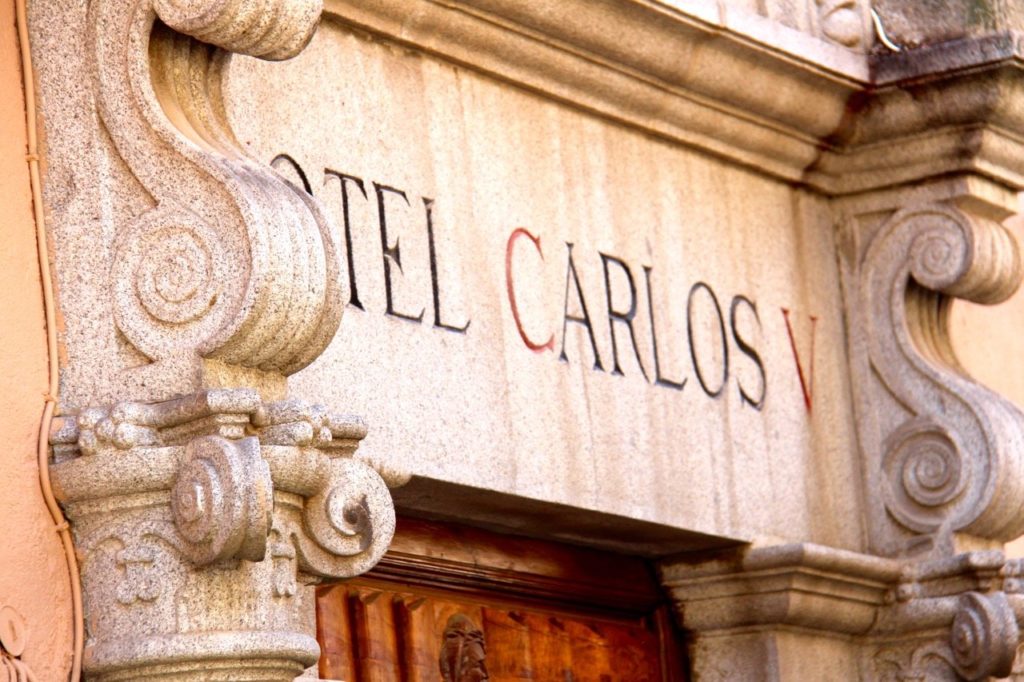 tennis-tourist-toledo-spain-hotel-carlos-v-sign-teri-church
