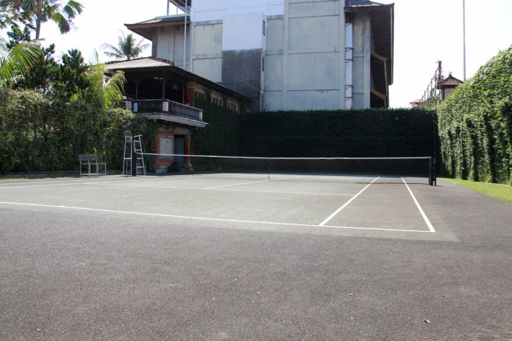 tennis-tourist-legian-beach-hotel-bali-tennis-court-teri-church