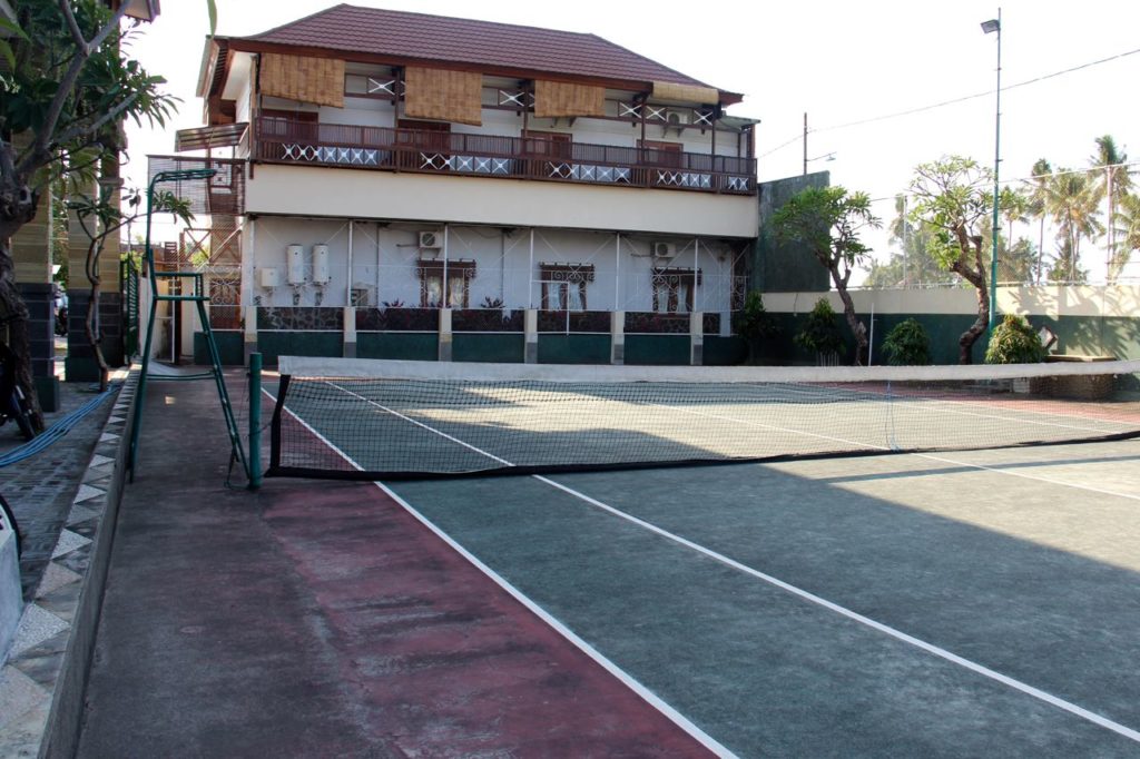 tennis-tourist-bali-taman-lovina-tennis-court-hotel-teri-church