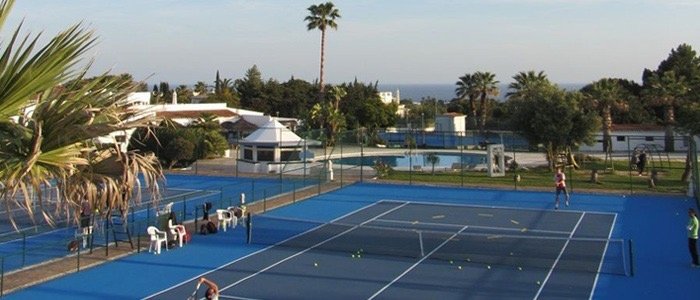 valdalapa-portugal-tennis-in-the-sun-tennis-court-palm-tree