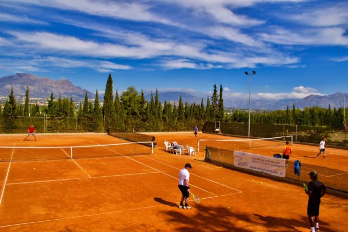 tennis-tourist-iql-tennis-academy-benidorm-spain-clay courts with players 2