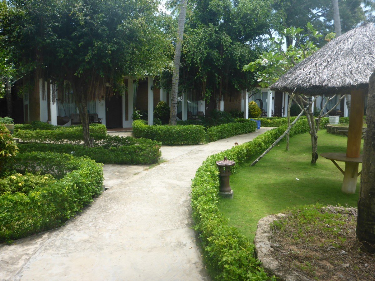 tennis-tourist-famiana-vietnam-hotel-gardens-teri-church