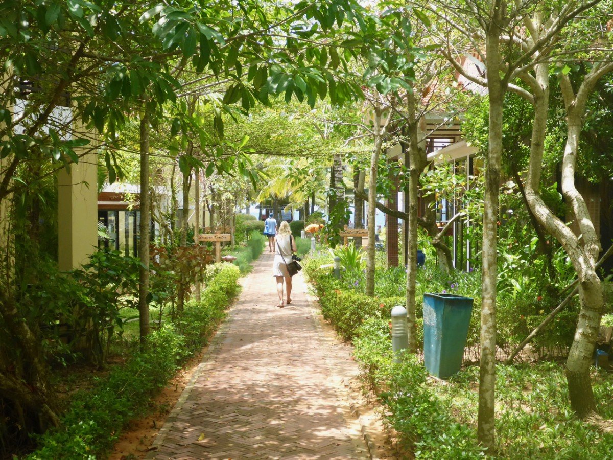 tennis-tourist-famiana-vietnam-hotel-gardens-path-teri-church