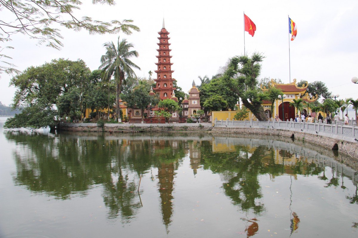 tennis-tourist-hanoi-lake-temple-vietnam-teri-church