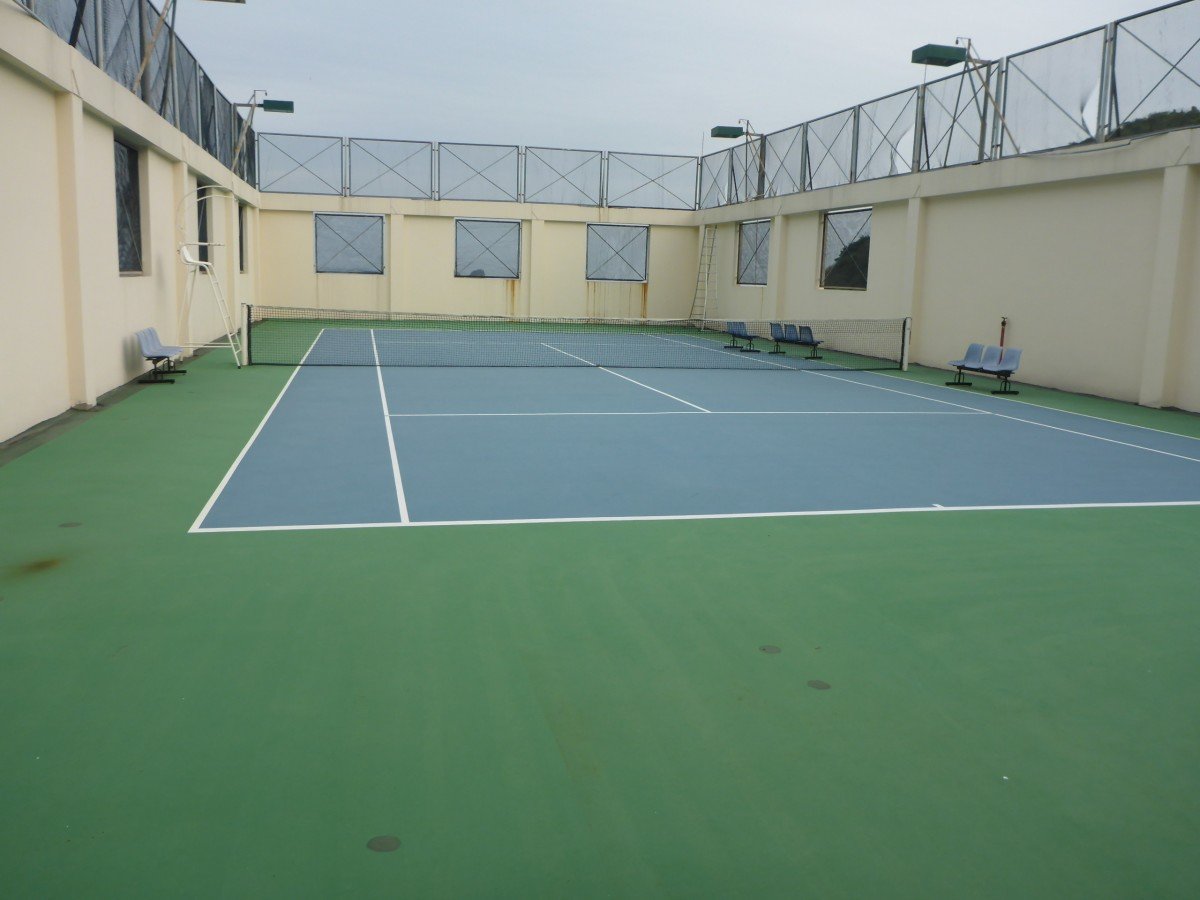 tennis-tourist-halong-bay-cat-ba-island-tennis-court2-racquet-teri-church